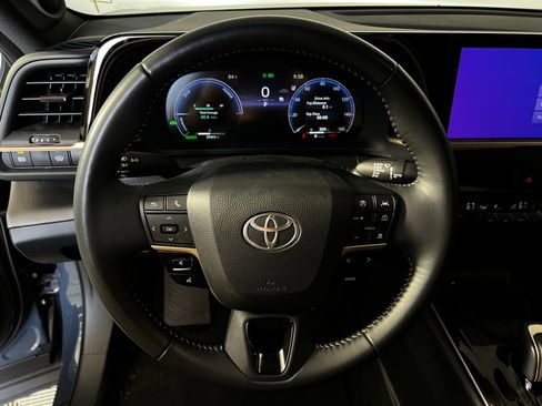 Used 2025 Toyota Crown AWD/4WD image 9