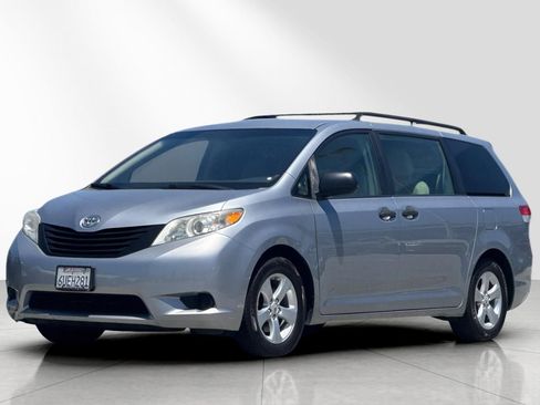 Used 2012 Toyota Sienna w/ Towing Pkg FWD image 8