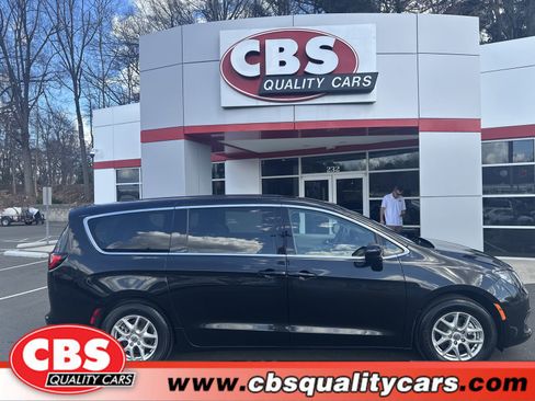 Used 2023 Chrysler Voyager LX image 1