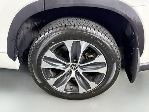 Used 2021 Toyota Highlander XLE AWD/4WD image 37