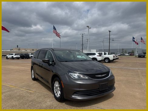 Used 2017 Chrysler Pacifica Touring FWD image 1