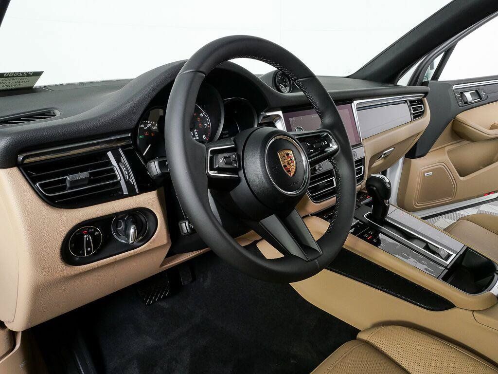 Certified 2026 Porsche Macan AWD/4WD image 4