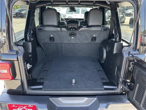 Used 2022 Jeep Wrangler Unlimited Sahara w/ Safety Group AWD/4WD image 17