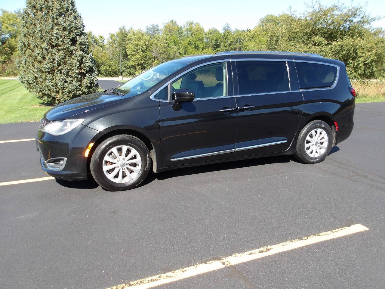 Used 2018 Chrysler Pacifica Touring-L FWD image 9