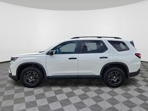 Certified 2025 Honda Pilot TrailSport image 5