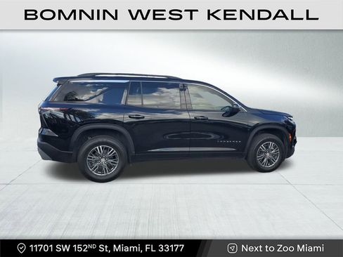 Used 2025 Chevrolet Traverse LT image 8