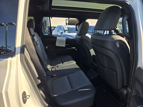 Used 2025 Lexus GX 550 w/ Accessory Package (2T) AWD/4WD image 31