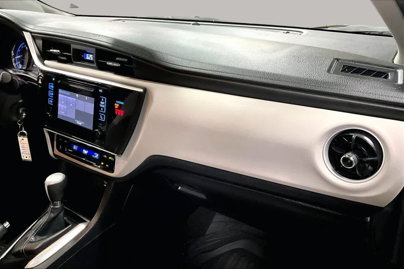 Used 2019 Toyota Corolla LE w/ Carpet Mat Package (TMS) FWD image 17
