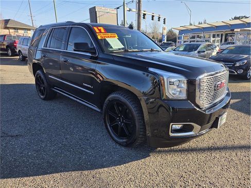 Used 2017 GMC Yukon Denali image 2