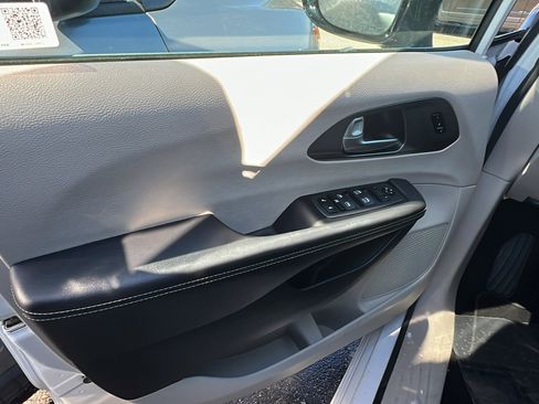 Used 2024 Chrysler Pacifica Touring-L image 14