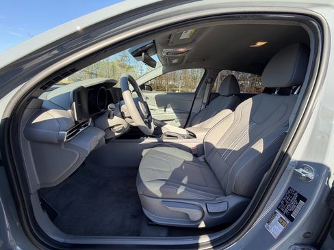 Used 2023 Hyundai Elantra SEL w/ Preferred Accessory Package image 11