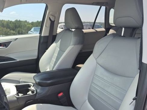 Used 2019 Toyota RAV4 XLE Premium FWD image 11