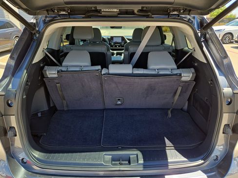 Used 2023 Toyota Highlander XLE AWD/4WD image 12