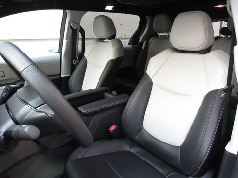 Used 2025 Toyota Sienna XSE AWD/4WD image 12