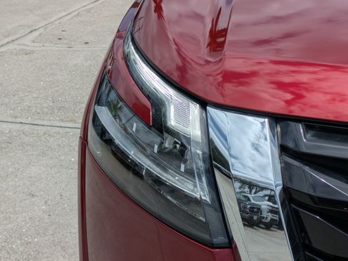 Used 2022 Nissan Pathfinder SV FWD image 9