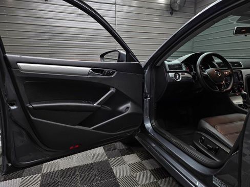 Used 2019 Volkswagen Passat 2.0T Wolfsburg w/ Wheels & Sunroof Package FWD image 31