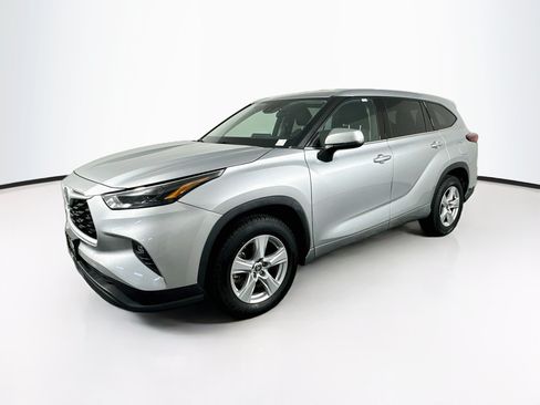 Used 2022 Toyota Highlander LE FWD image 3