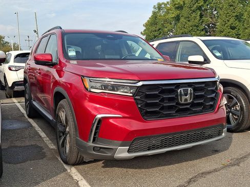 Used 2023 Honda Pilot Touring image 1