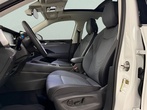 Used 2025 Volkswagen Tiguan SE image 18