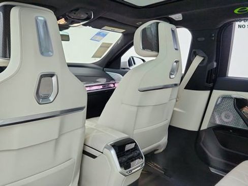 Used 2023 BMW i7 xDrive60 w/ Executive Package 2 AWD/4WD image 31