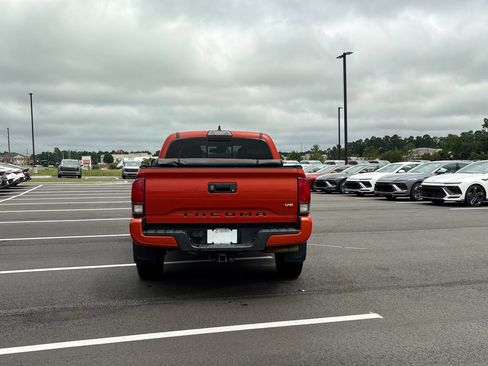 Used 2018 Toyota Tacoma TRD Sport AWD/4WD image 4