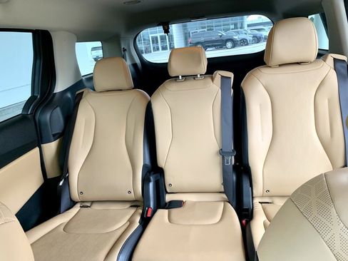 Used 2024 Kia Carnival LX image 16