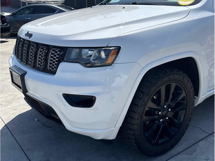 Used 2017 Jeep Grand Cherokee Altitude RWD image 10