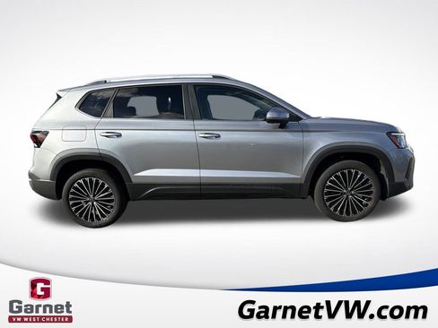 Certified 2025 Volkswagen Taos SE image 4