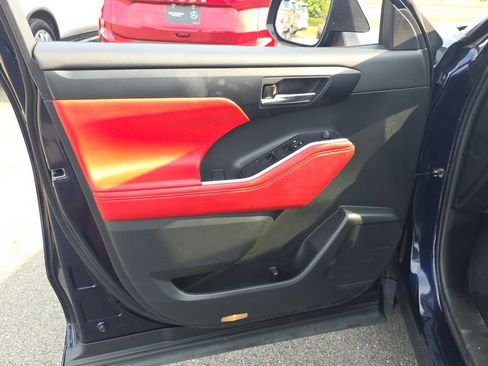 Used 2023 Toyota Highlander XSE FWD image 11