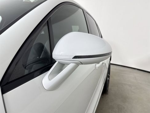 Certified 2025 Porsche Macan image 12