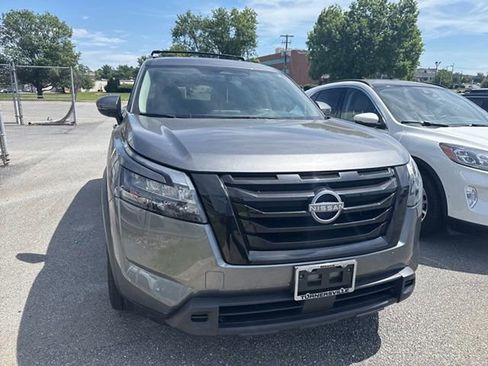 Used 2023 Nissan Pathfinder SV w/ SV Premium Package AWD/4WD image 3