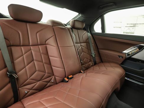 Used 2026 BMW 750e xDrive image 30