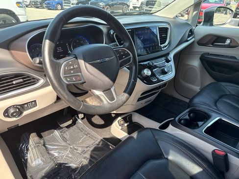Used 2017 Chrysler Pacifica Touring-L Plus FWD image 2
