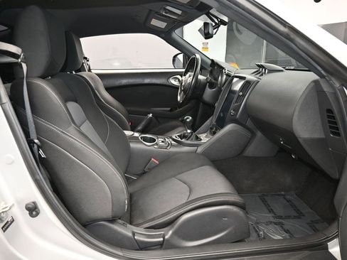 Used 2020 Nissan 370Z w/ Sport Package image 38