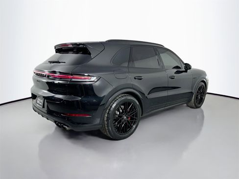 Certified 2025 Porsche Cayenne Turbo image 7