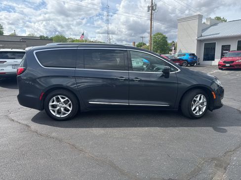 Used 2020 Chrysler Pacifica Touring-L FWD image 8