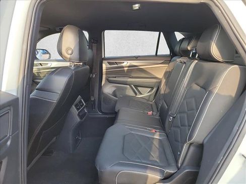 Used 2025 Volkswagen Atlas Cross Sport SE FWD image 14