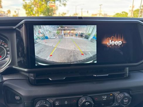 Used 2025 Jeep Wrangler Unlimited Rubicon w/ Convenience Group AWD/4WD image 19