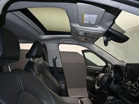 Used 2021 Toyota Highlander XLE image 30