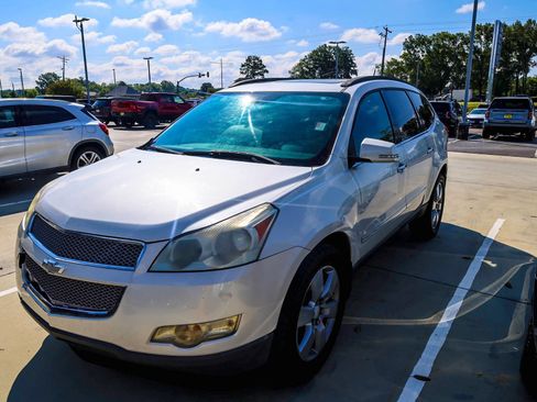 Used 2011 Chevrolet Traverse LTZ FWD image 2