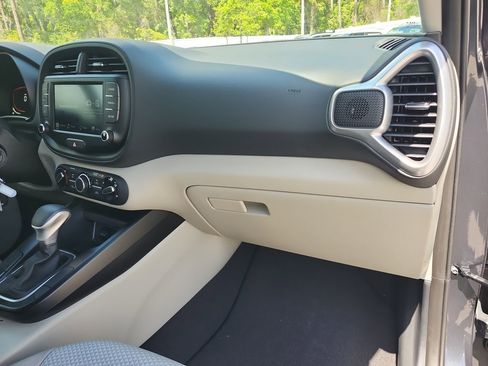 Used 2024 Kia Soul LX image 18