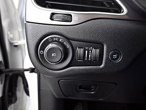 Used 2020 Jeep Cherokee Limited image 9