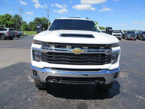 Used 2024 Chevrolet Silverado 2500 LT AWD/4WD image 14