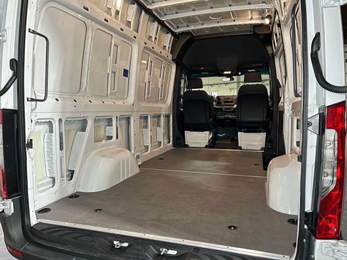 Used 2025 Mercedes-Benz Sprinter 2500 image 19