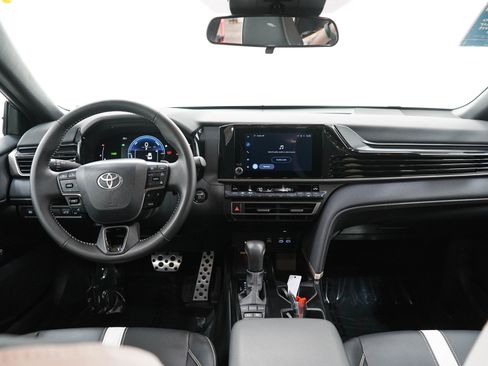 Used 2025 Toyota Camry SE FWD image 14