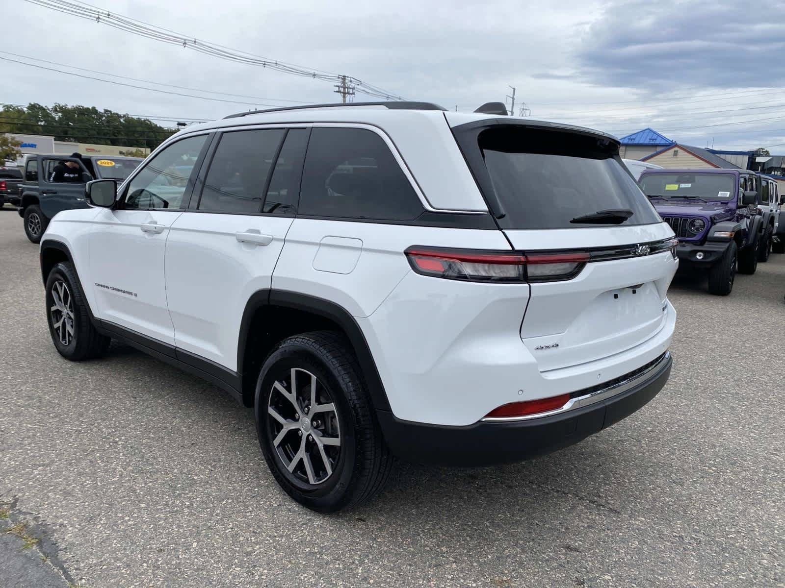 Certified 2023 Jeep Grand Cherokee Limited AWD/4WD image 7