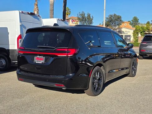 New 2026 Chrysler Pacifica Select w/ S Appearance Package image 4