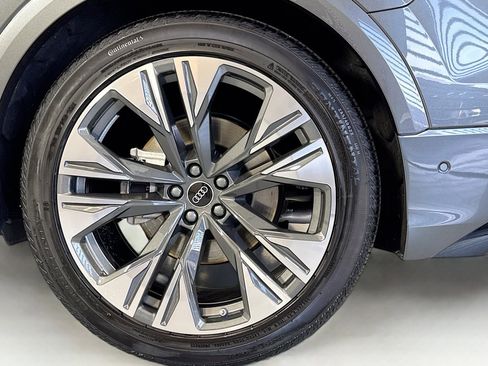 Used 2025 Audi Q8 Prestige image 30