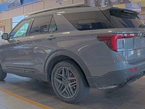 Used 2025 Ford Explorer ST-Line w/ ST-Line Street Pack image 4