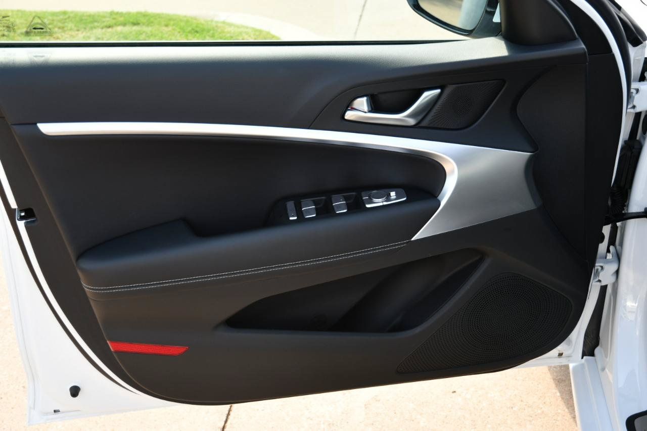 Used 2026 Genesis G70 2.5T RWD image 7